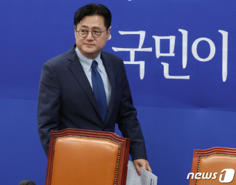 기자간담회 참석하는 홍익표 원내대표