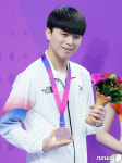 이재경 동메달 걸고 방긋