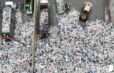 재활용 쓰레기 처리하는 수원시자원순환센터 관계자들