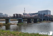 재해위험 증평 보강천 송산교 47년 만에 재가설…인도 기능 중점