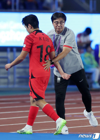 이강인 격려하는 황선홍 감독