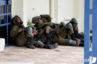 하마스 공격 받은 가자 지구서 휴식하는 이스라엘 군