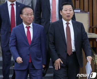 국감대책회의 참석하는 윤재옥 원내대표와 이철규 사무총장