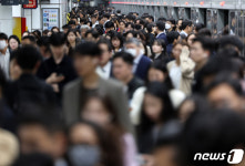 한글날 연휴 보내고 일상 복귀하는 직장인들