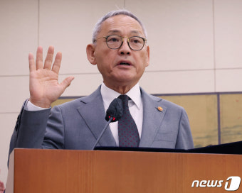 [국감]선서하는 유인촌 장관