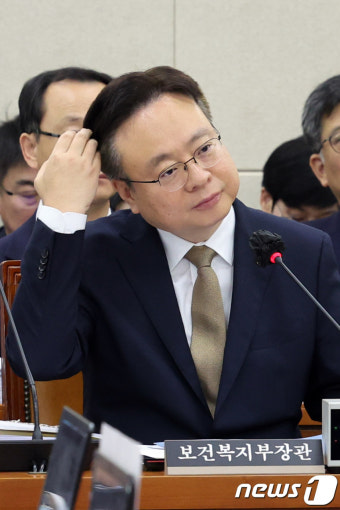 [국감]머리 만지는 조규홍 장관