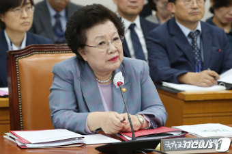 [국감]의원들 질의에 답하는 이배용 위원장