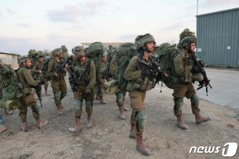 가자 지구 인근 비에리 키부츠 진입하는 이스라엘 군