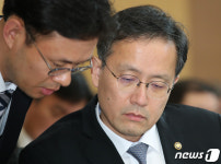 [국감]답변자료 살피는 이형일 통계청장