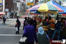 장날만 되면 위험…창원 소답 5일장 도로 곳곳 노점에 보행자 안전 위협