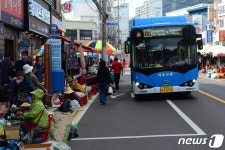 장날만 되면 위험…창원 소답 5일장 도로 곳곳 노점에 보행자 안전 위협