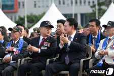 대한민국무공수훈자회 김정규 회장과 대화하는 윤 대통령