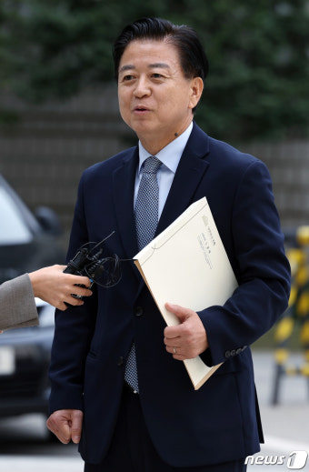 취재진 질문에 답하는 노웅래 의원