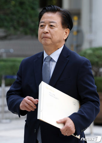 서류 들고 법정 향하는 노웅래 의원