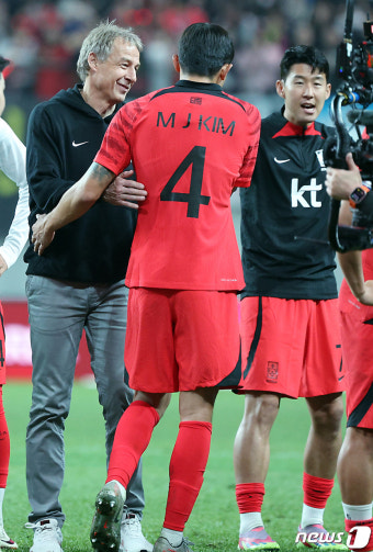 클린스만·손흥민, 중심 역할 톡톡히 한 김민재 환대
