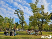 부산 시민공원 나들이객으로 북적…날 선선해 야외활동 하니 좋아요