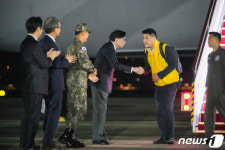 직원 격려하는 장호진 차관