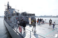 한강 위 서울함에서 족구를