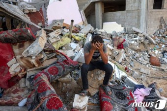 [포토] 이스라엘 공습으로 무너진 건물서 절망하는 가자지구 주민