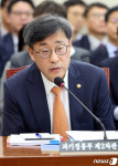 [국감]질의에 답하는 박윤규 차관