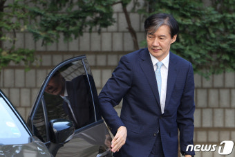 법정 출석하는 조국 전 장관