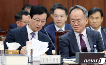 [국감]머리 맞댄 이주형 서울고검장과 송경호 서울중앙지검장