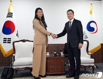 악수하는 김영호 장관과 줄리 터너 미국 국무부 북한인권특사