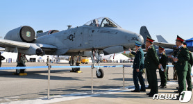 美 A-10 살펴보는 베트남 장성들