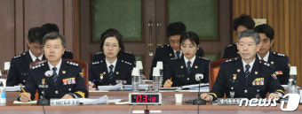 [국감]의원 질의 경청하는 홍기현 경기남부경찰청장과 이문수 경기북부경찰청장