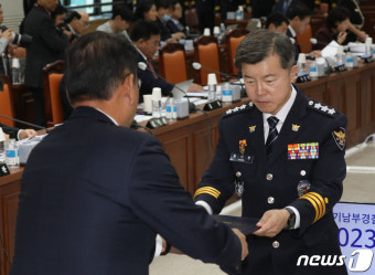 [국감]선서문 제출하는 홍기현 경기남부경찰청장