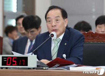 [국감]의원 질의 답하는 하윤수 부산교육감