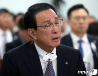 [국감]질의 듣는 노동진 수협중앙회장