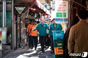 익선동 찾은 이한경 재난안전관리본부장 '다중밀집 우려 지역 점검'