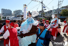 삼선동 한양도성에서 행진하는 선녀