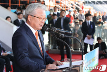 개회사 하는 이훈 위원장