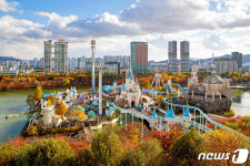 이번 주말 절정이래요…롯데월드·에버랜드서 단풍 100배 즐기기