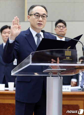 [국감]증인 선서하는 이원석 검찰총장