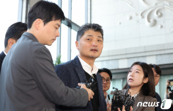 취재진 바라보는 카카오 김범수
