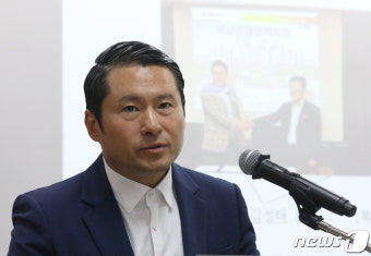재판부 기피신청 관련 기자회견 하는 이화영측 김현철 변호사