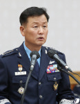 [국감]지휘관 소개하는 정상화 공군참모총장