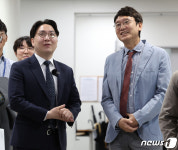 대화 나누는 김웅 의원과 신인규 대표