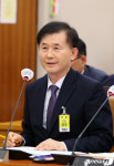 [국감]질의에 답하는 김희진 부산신항보안공사 대표이사