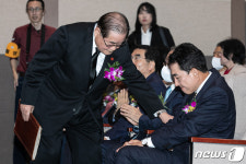자리로 향하는 이종찬 광복회장