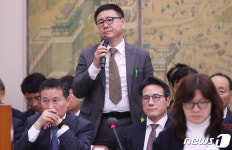 [국감]질의에 답하는 박기용 위원장