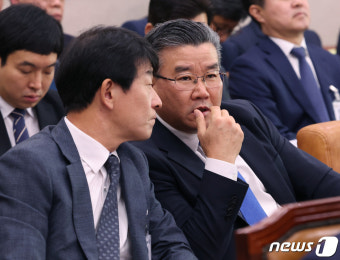 [국감]대화하는 유병호 사무총장