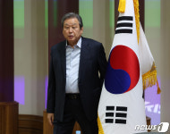 태극기 옮기는 김무성 민주화추진협의회 회장