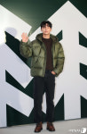 씨엔블루 강민혁, 근사한 손 인사