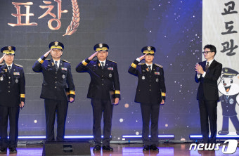 정부포상 수상자들에게 박수 보내는 한동훈 장관