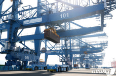 국내 첫 완전 자동화 부두…부산 신항 서컨 2-5단계 준공