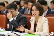 [국감]질의에 답하는 이영 장관